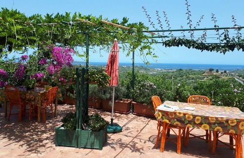 Condro Apartment | L 'Ulivo: dépendance with sea view with large terrace and fragrant garden.