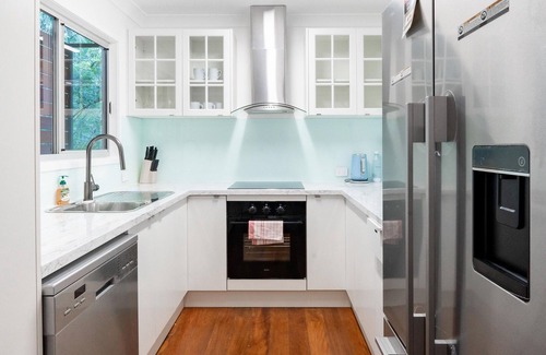 Lota House | L143Up 3BR/2BA House w Parking Close to Eastwood Beach