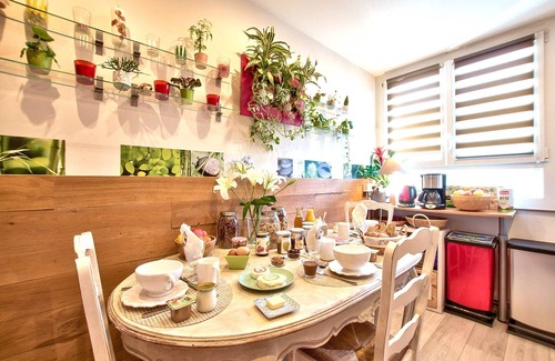 Les Poulettes Apartment | “La Bambou”: rejuvenating and plant-based! Air conditioning and free/secure parking!