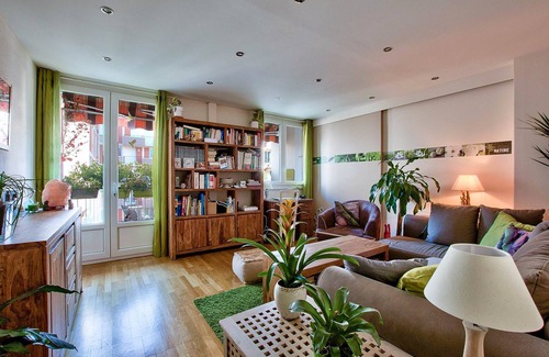 Les Poulettes Apartment | “La Bambou”: rejuvenating and plant-based! Air conditioning and free/secure parking!