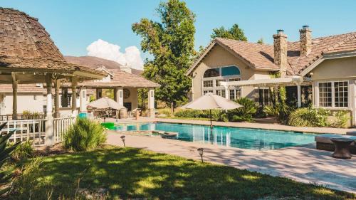 Temecula Villa | La Barrique by AvantStay Secluded 14 Acre Estate w Vball Pool