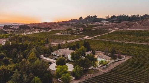 Temecula Villa | La Barrique by AvantStay Secluded 14 Acre Estate w Vball Pool
