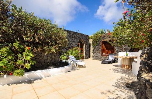 Haria Villa | La Bodega - House on volcano with a piano