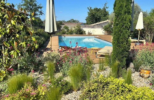 Galgon House | La Bohème: Gîte with swimming pool 20 minutes from Saint-Emilion. Dogs welcome.