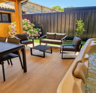 La Celle-sous-Gouzon Villa | La Bulle Médocaine villa élégante avec jaccuzy privé