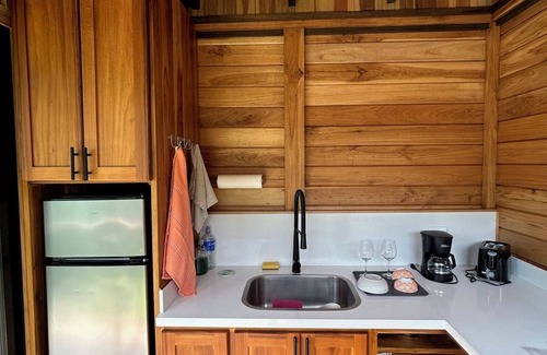Cartago Cabin | La Cabaña de Tata: Cozy Cabin, Books, Nature, and Contemplation