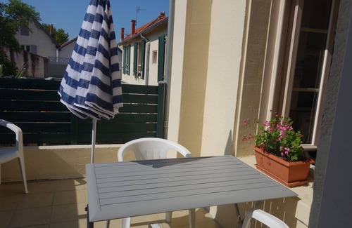 Quartier du Casino Apartment | LA CARAVELLE 3 5 MINUTES FROM THE SEA, CENTER 1ST FLOOR THROUGH TERRACE