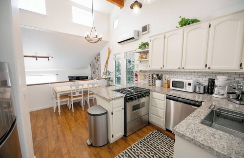 Crestline House | La Casa Alta/Cozy mountain cabin with HOT TUB