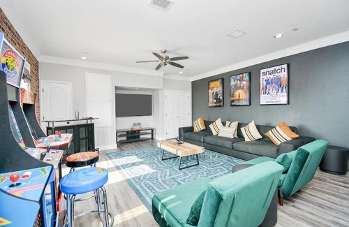 Northside House | La Casa Blanca-Rooftop Skyline with Gameroom