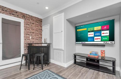Northside House | La Casa Blanca-Rooftop Skyline with Gameroom