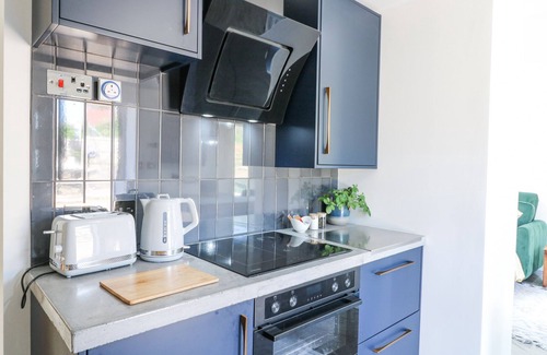Arnold Cottage | LA CASA LIPA, with a garden in Nottingham