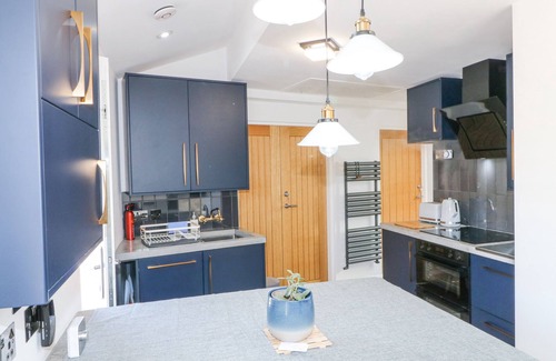 Arnold Cottage | LA CASA LIPA, with a garden in Nottingham