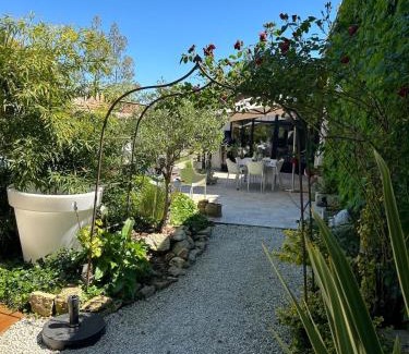 Saint-Laurent-du-Bois Bed & Breakfast | La chambre l'Eucalyptus