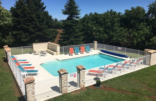 Sauze-Vaussais Cottage | La Chouette: pretty gite with pool and extensive gardens