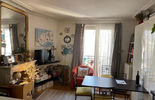 Quartier des Grandes-Carrieres Apartment | La Cité des Fusains