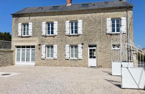 Crouay House | La clairiere Maison spacieuse rénovée joliment décorée tout confort 12 p 2 sdb 2 wc grand jardin clos, belle terrasse aménagée, parking privatif, ping pong baby foot proche Omaha Beach et Bayeux