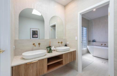 Iluka House | La Concha - Oceanstays - Luxury Holiday Home