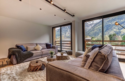 Chamonix-Mont-Blanc Apartment | La Cordee 221 Penthouse - sleeps 8 guests with pool, sauna, gym, parking