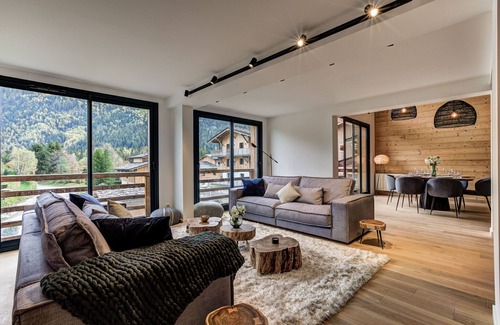 Chamonix-Mont-Blanc Apartment | La Cordee 221 Penthouse - sleeps 8 guests with pool, sauna, gym, parking