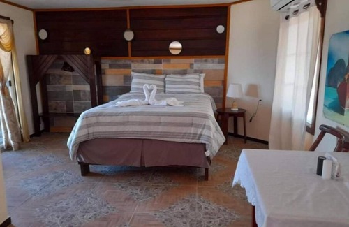 Corozal Hotel | La Delphina Bed and Breakfast Bar and Grill Queen Suite with Sea View