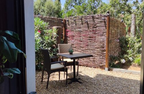 La Croix-Valmer Apartment | La demeure de Poulpican chambre LA GROTTE jacuzzi charme romantique terrasse privée 300m plage et restaurants La Croix Valmer - Golfe Saint Tropez