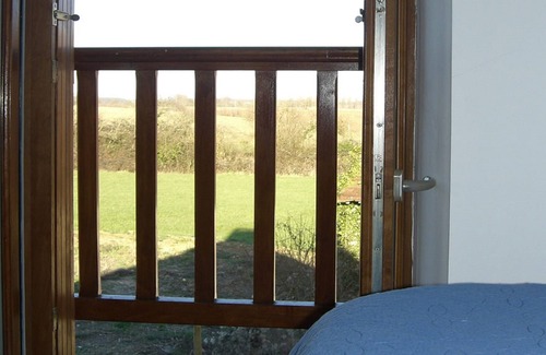 Noyant-Villages Cottage | 'La Joie du Muguet' - private, modern, comfortable, well-equipped holiday home