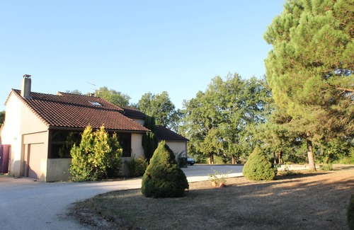 Saint-Cirq-Souillaguet Villa | La Jonquiere, quiet house overlooking a Lotois village. Animals accepted.