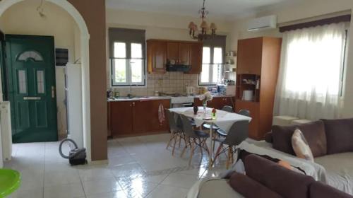 Molos House | La Maison de la Riviere