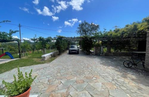 Molos House | La Maison de la Riviere