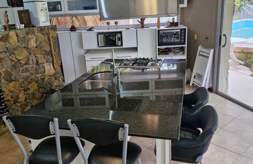 Lujan de Cuyo Villa | La Nevada, Magnifica Casa con Jardín y Piscina