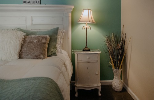 Dripping Springs Cabin | La Paz-the La Aldea Building - Asante Lodging & Events