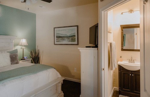 Dripping Springs Cabin | La Paz-the La Aldea Building - Asante Lodging & Events