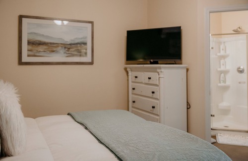 Dripping Springs Cabin | La Paz-the La Aldea Building - Asante Lodging & Events