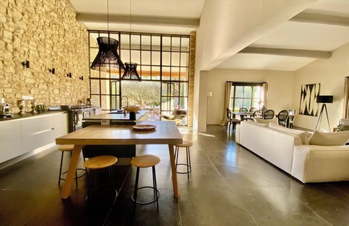 Menerbes Villa | La Petite Villa Azul in Ménerbes, air-conditioned, heated and secure swimming pool