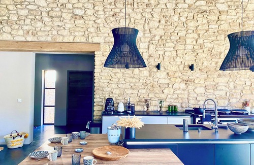 Menerbes Villa | La Petite Villa Azul in Ménerbes, air-conditioned, heated and secure swimming pool
