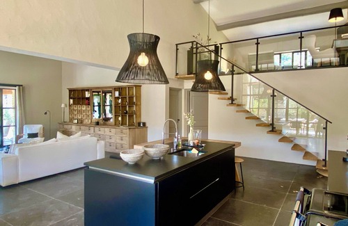 Menerbes Villa | La Petite Villa Azul in Ménerbes, air-conditioned, heated and secure swimming pool