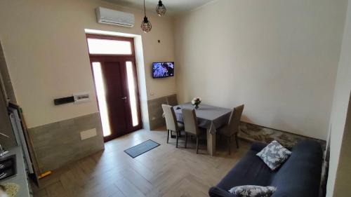Fondi Apartment | La Piazzetta
