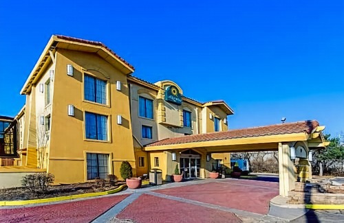 Elk Grove Village Hotel | La Quinta Inn by Wyndham Chicago O'Hare Airport