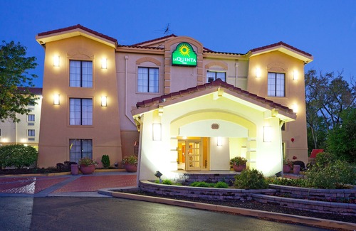 Elk Grove Village Hotel | La Quinta Inn by Wyndham Chicago O'Hare Airport