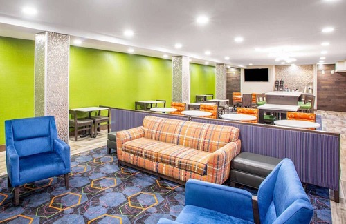 Hazelwood Hotel | La Quinta Inn by Wyndham St. Louis Hazelwood - Airport North