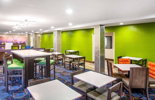 Hazelwood Hotel | La Quinta Inn by Wyndham St. Louis Hazelwood - Airport North