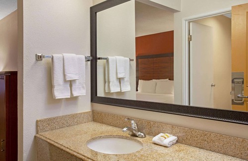 Auburn Hotel | La Quinta Inn by Wyndham Auburn Worcester