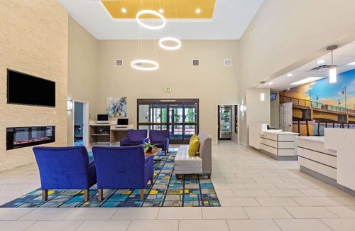 Harbor Hotel | La Quinta Inn & Suites by Wyndham NE Long Beach/Cypress