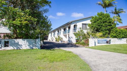Iluka Apartment | La Sirena Pool and barbie, private boat ramp, WiFi, two bedrooms, 3 beds