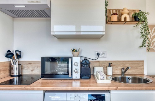 Parilly Apartment | La Suite Crème - Métro D - Gare de Vénissieux