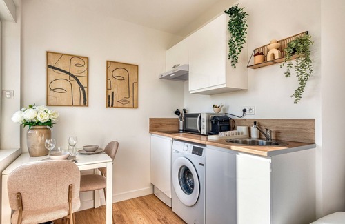 Parilly Apartment | La Suite Crème - Métro D - Gare de Vénissieux