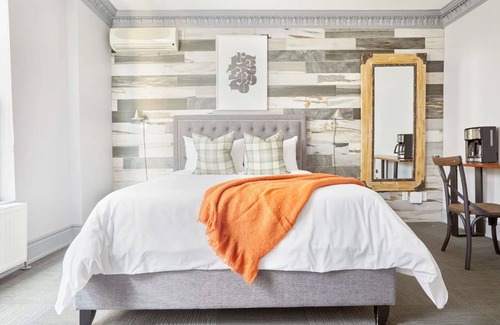 Church and Wellesley Apartment | La TUMU is a charming and unique boutique rooms located in downtown Toronto.