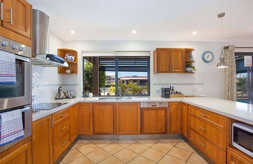 Broadbeach Waters House | La Vida Summary: The