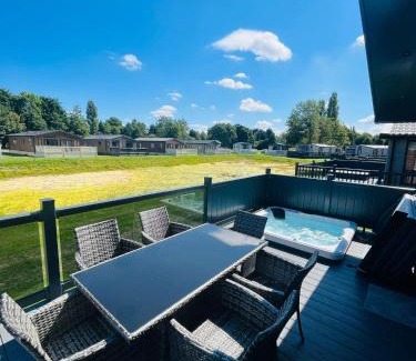 Allerthorpe House | Laburnum Lodge with Hot Tub