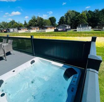 Allerthorpe House | Laburnum Lodge with Hot Tub